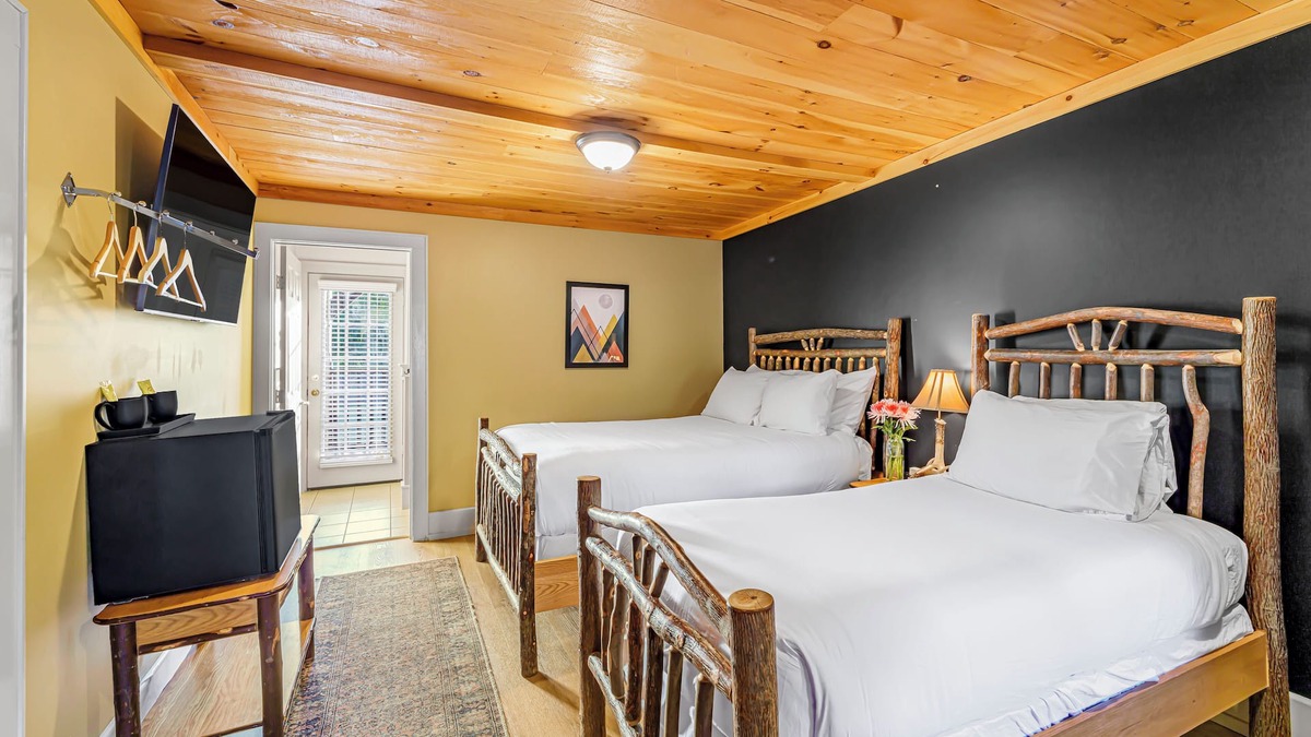 North Creek Condo | Come stay at the Alpine Lodge!