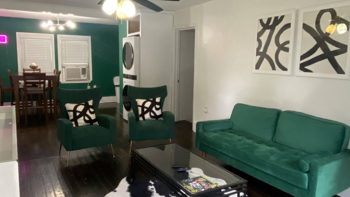 Scotlandville House | Come stay at The Emerald Green Cottage 3-bedroom home in Baton Rouge