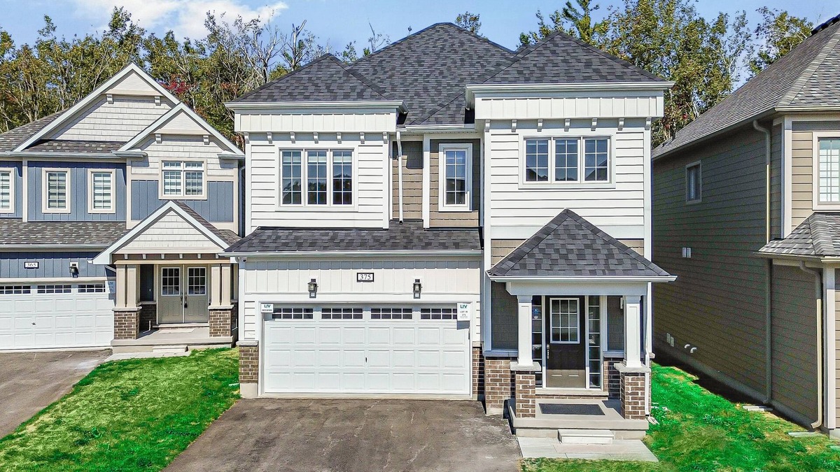 Gravenhurst House | Come stay at the Muskoka Lakes! Close to several golf courses, resorts and lakes