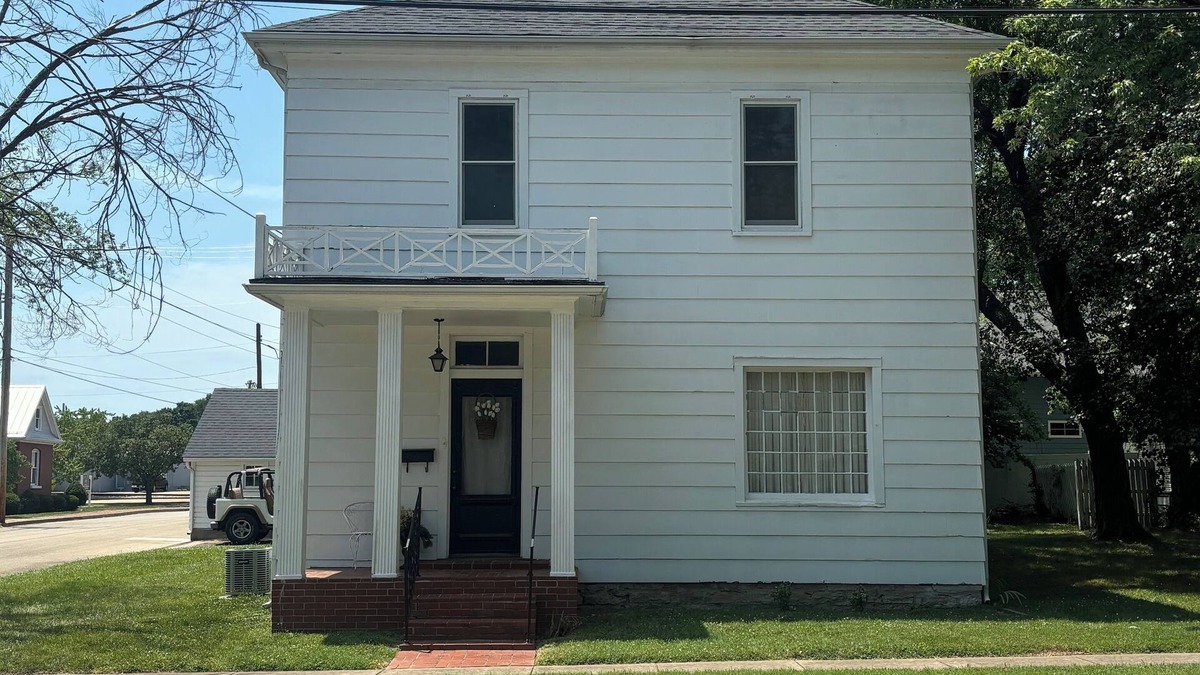 Farmington House | Come stay at The White House. Old World Charm in fabulous Farmington