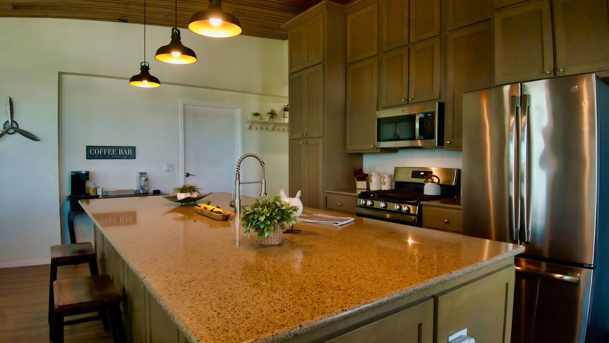 Bell County House | Come stay at this one of kind Airplane hanger that overlooks a runway.