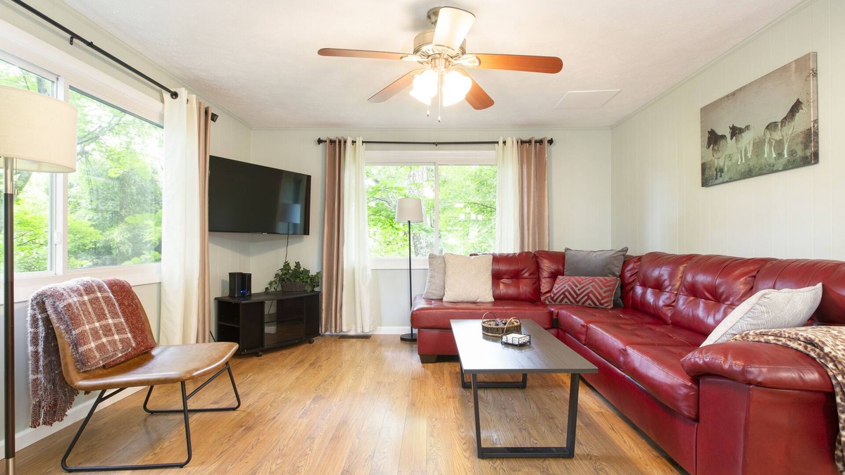 Kenilworth Ski Chalet | Come to Asheville! NEWLY REMODELED & Only 4 Mins to DT AVL, Dog Friendly, FP