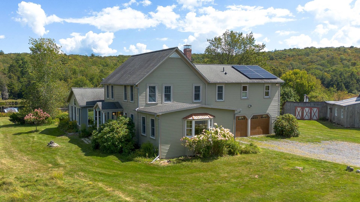 Sand Lake Other | Come to our lake house, pick apples, kayak & enjoy the fall foliage.