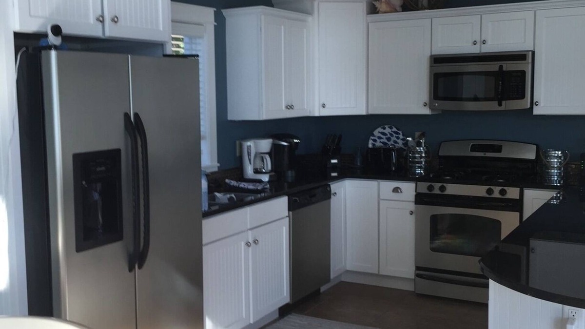 White Pigeon House | Come to the lake! This lake front cottage is perfect for family & friends!