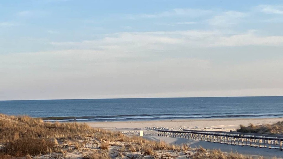 Gold Coast Condo | Come vacation at this 4 bedroom, 3 bath beach front property.