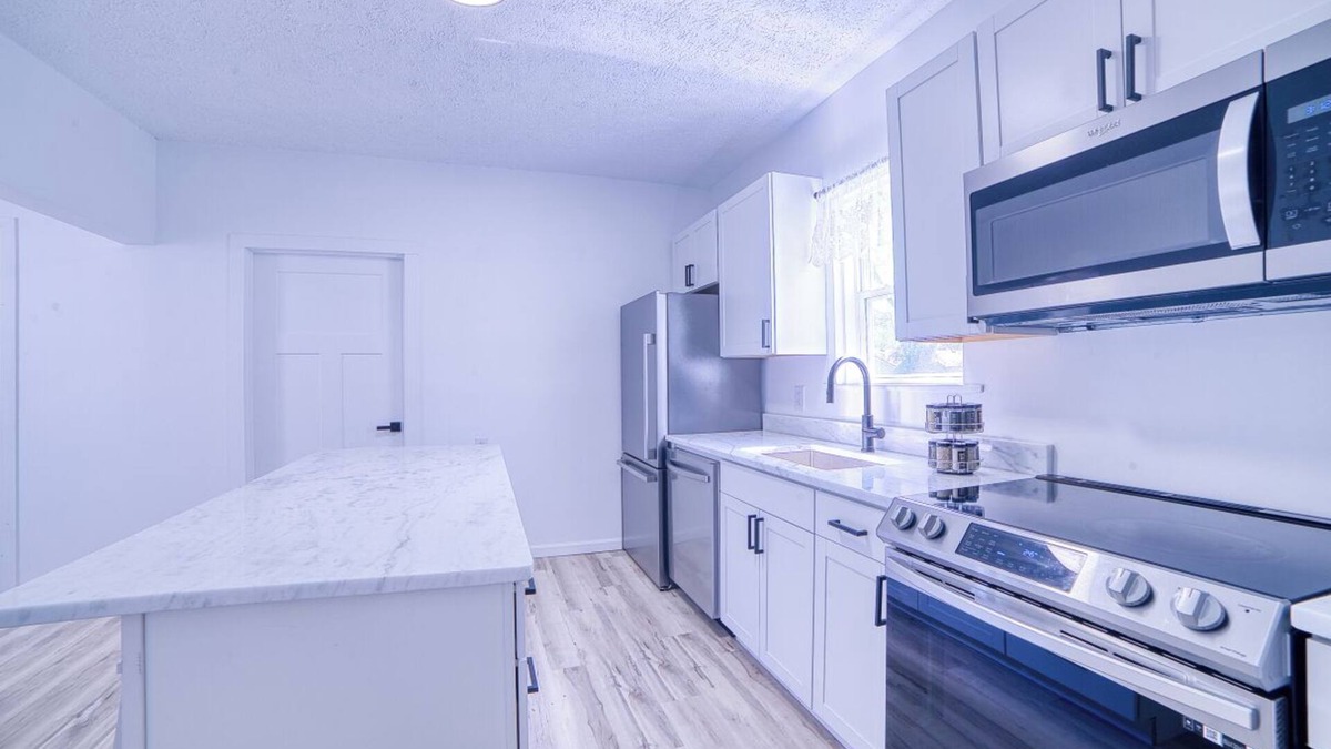 Ashtabula House | Come visit The Sunflower House! 4 bedrooms 2 baths in Ashtabula Harbor with WIFI