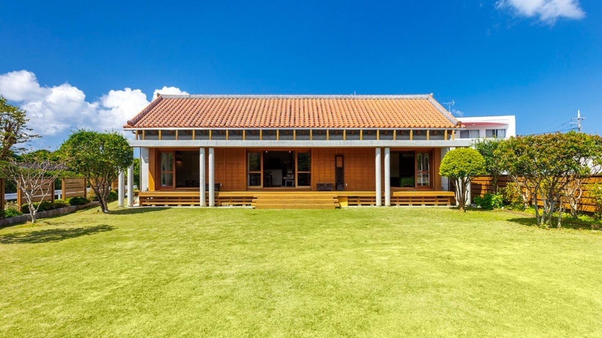 Kunigami House | Comes with a loft Our proud natural grass spreads throughout the approximately 500 garden Okuma R/Kunigami-gun Okinawa