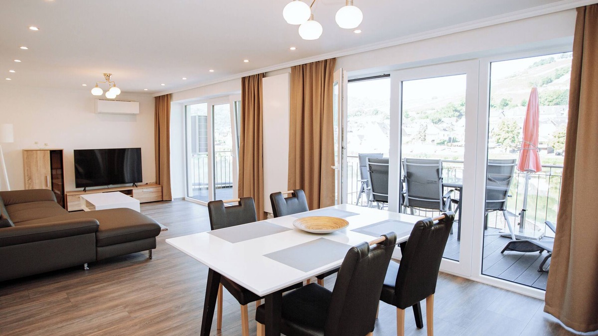 Zell Apartment | Comfortable newly renovated apartment with a large balcony u. 2 bedrooms
