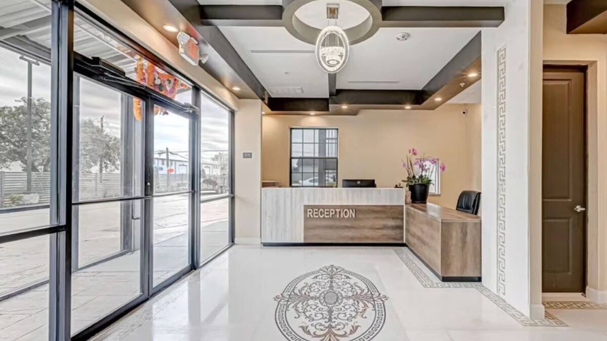 South Houston Hotel | Comfeeni Inn and Suites
