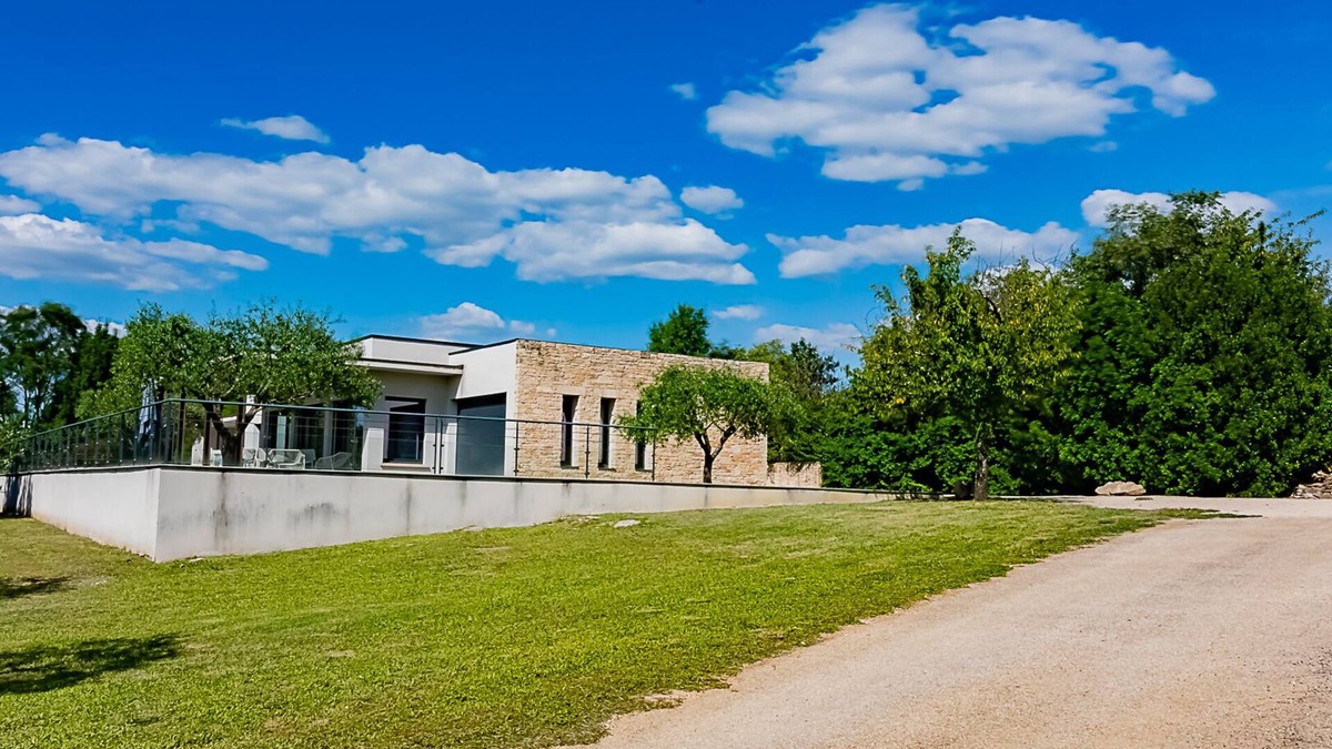 Saint-Privat-de-Champclos Villa | Comfortable villa for 2 to 10 people with private pool, gym and sauna