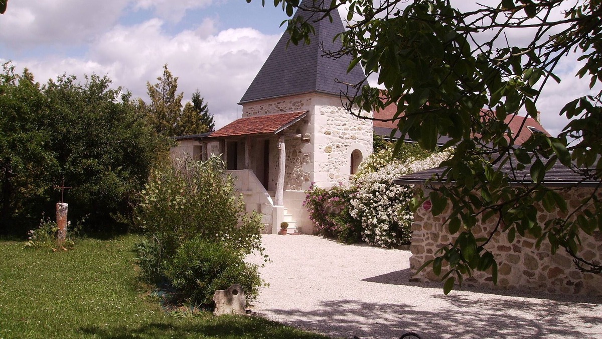 Sainte-Maure-de-Touraine Cottage | Comfortable 15th-century house with private fishing pond and swimming pool in wooded grounds