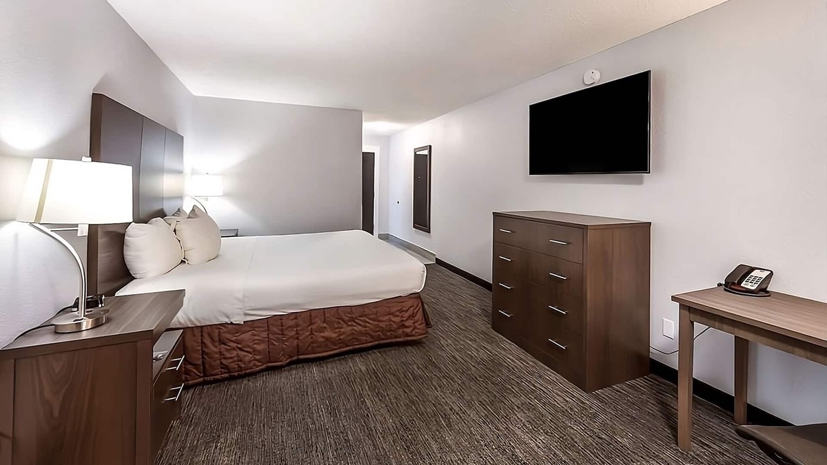 Grants Pass Hotel | Comfort and Convenience! Comfortable & Secured Unit for Your Stay! Free Parking
