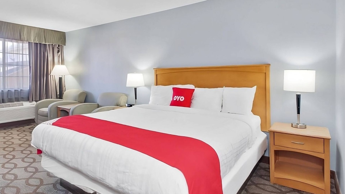 Ingleside House | Comfort and Convenience! Free Parking, Onsite Pool, Close to Community Park