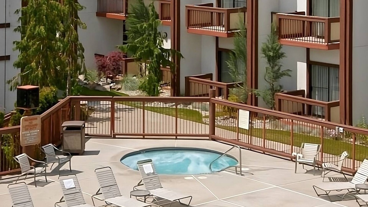 Wenatchee Hotel | Comfort and Convenience! Pets Allowed, Outdoor Pool, Free Parking