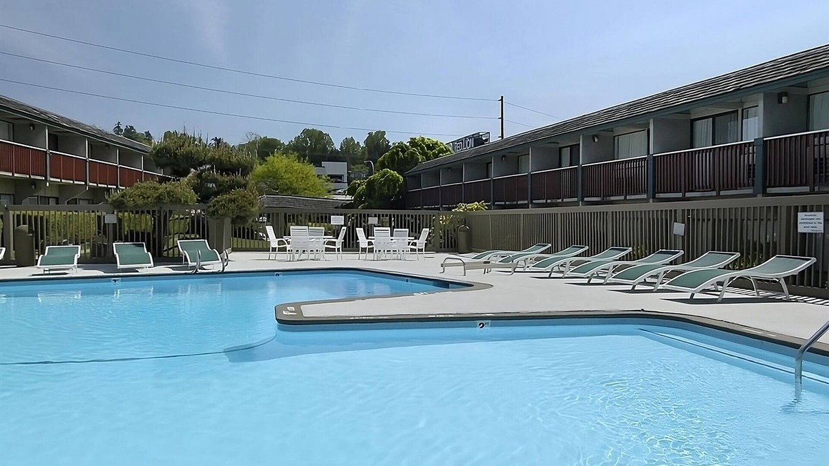 West Bellevue Hotel | Comfort and Convenience at Red Lion Hotel Bellevue! Pool, Pet-Friendly