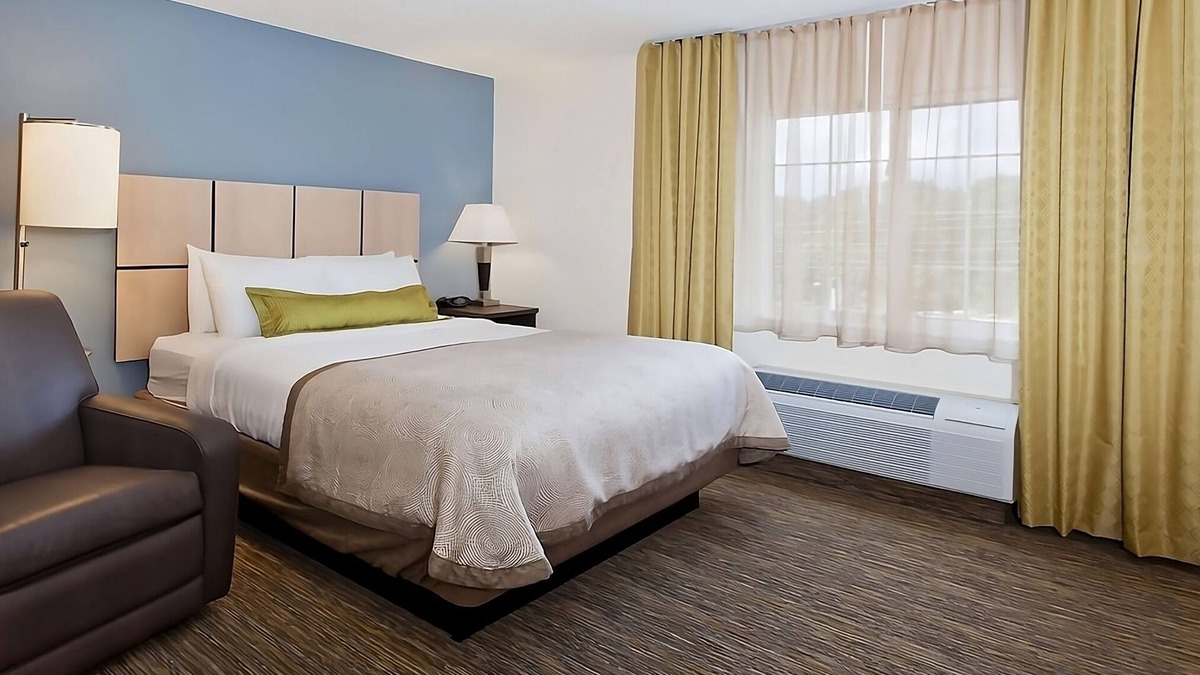 Horsham House | Comfort and Convenience! Free Parking, Pets Allowed, Minutes to Speed Raceway