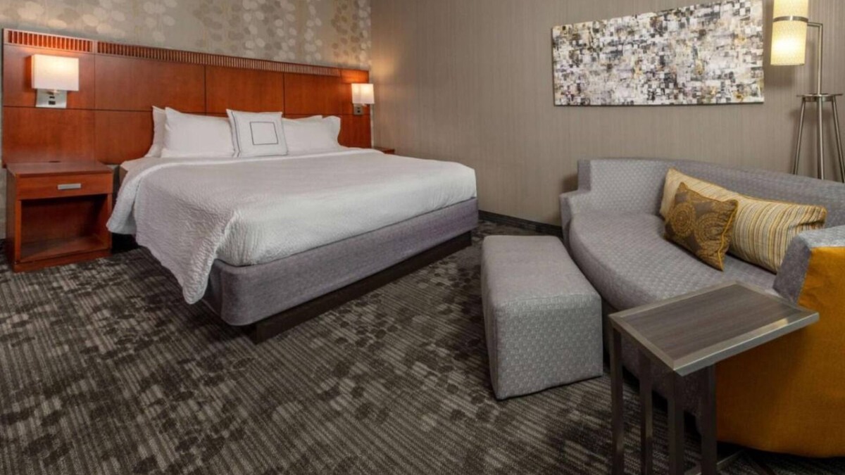 Newark Hotel | Comfort and Convenience! Free Onsite Parking, Pets Allowed, Free Pool