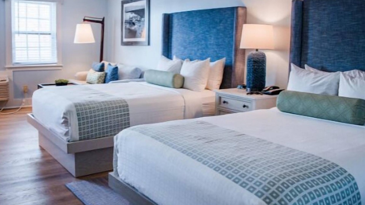 Silver Beach House | Comfort and Great Service! Minutes to Nobska Lighthouse! Onsite Parking!