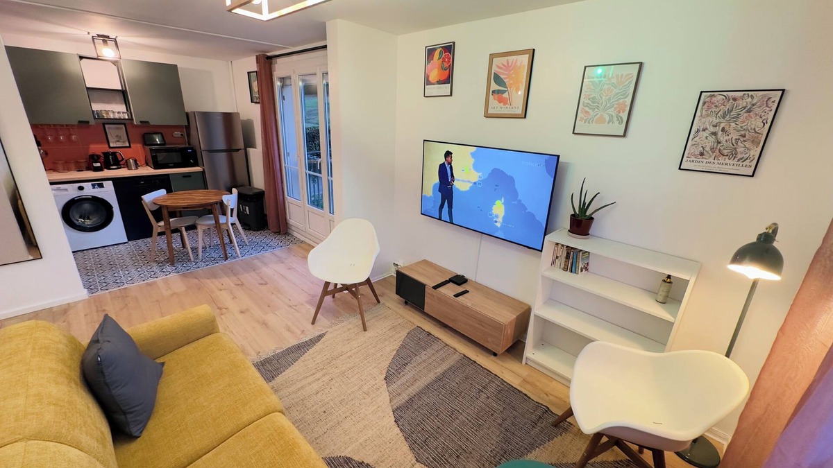 Domont Apartment | Comfort and greenery: modern 2-room apartment with parking in Domont