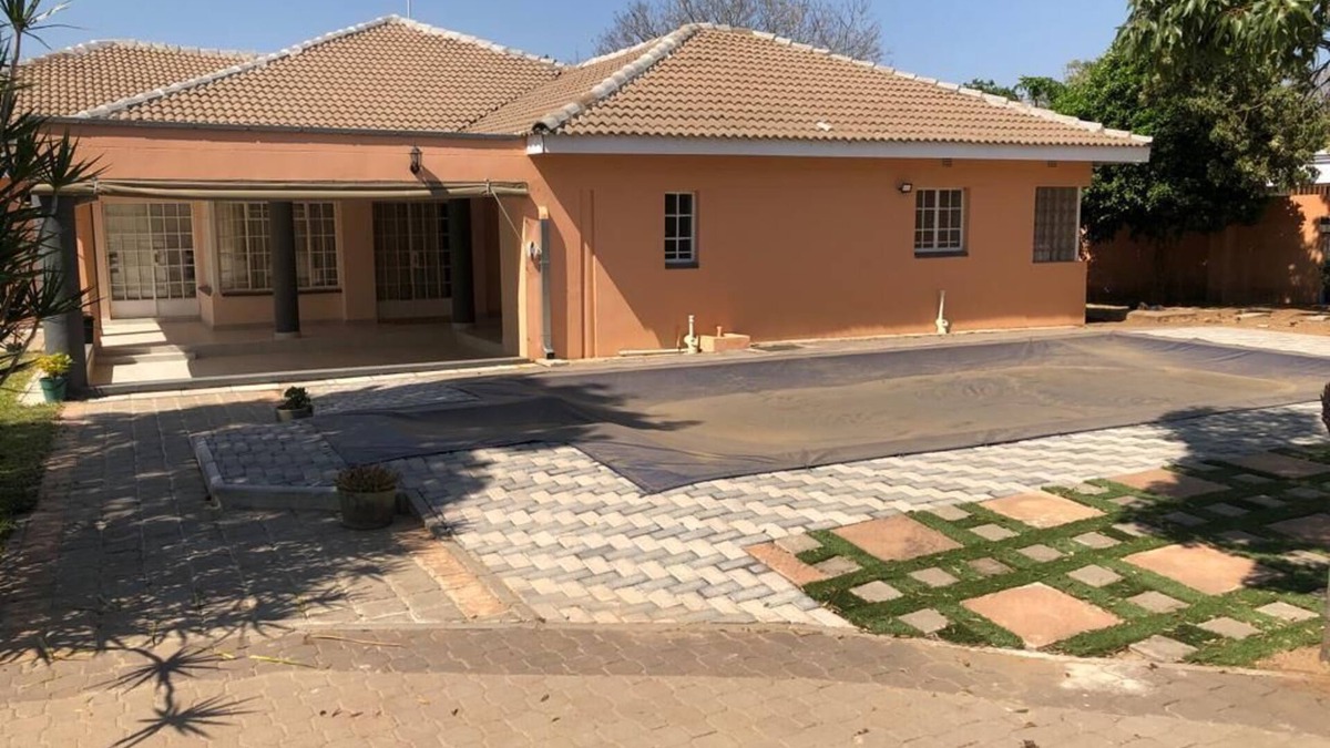 Ramotswa House | Comfort and Privacy just outside town