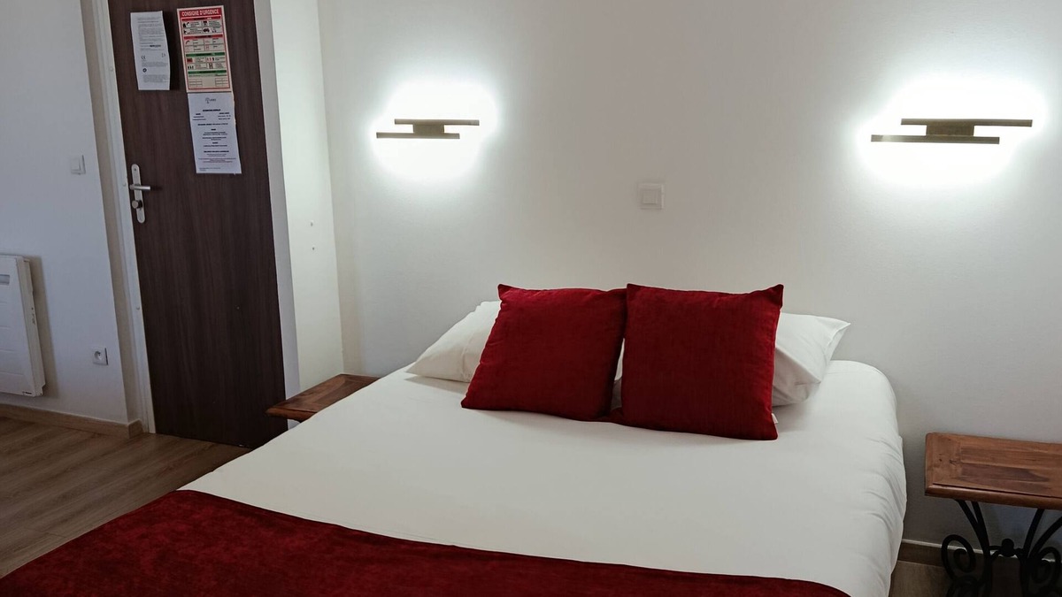 Digne-les-Bains Hotel | Comfort and Relaxation! Free Parking, Minutes to La Malmaison Art Center
