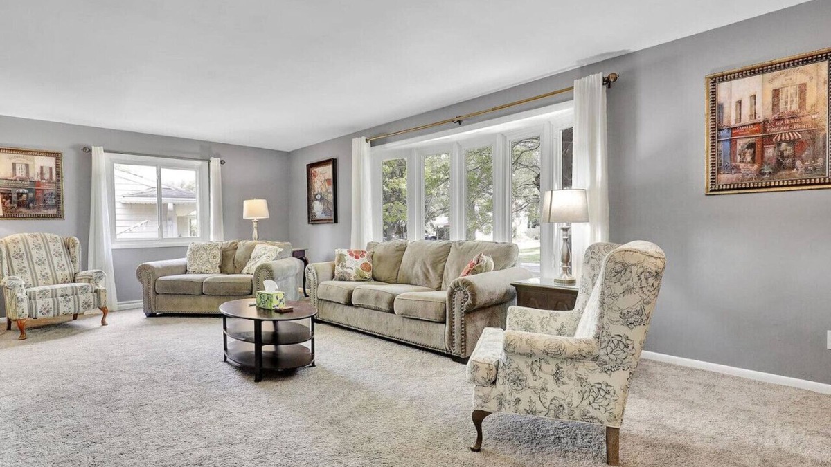 East Lansing House | Comfort and Space near MSU