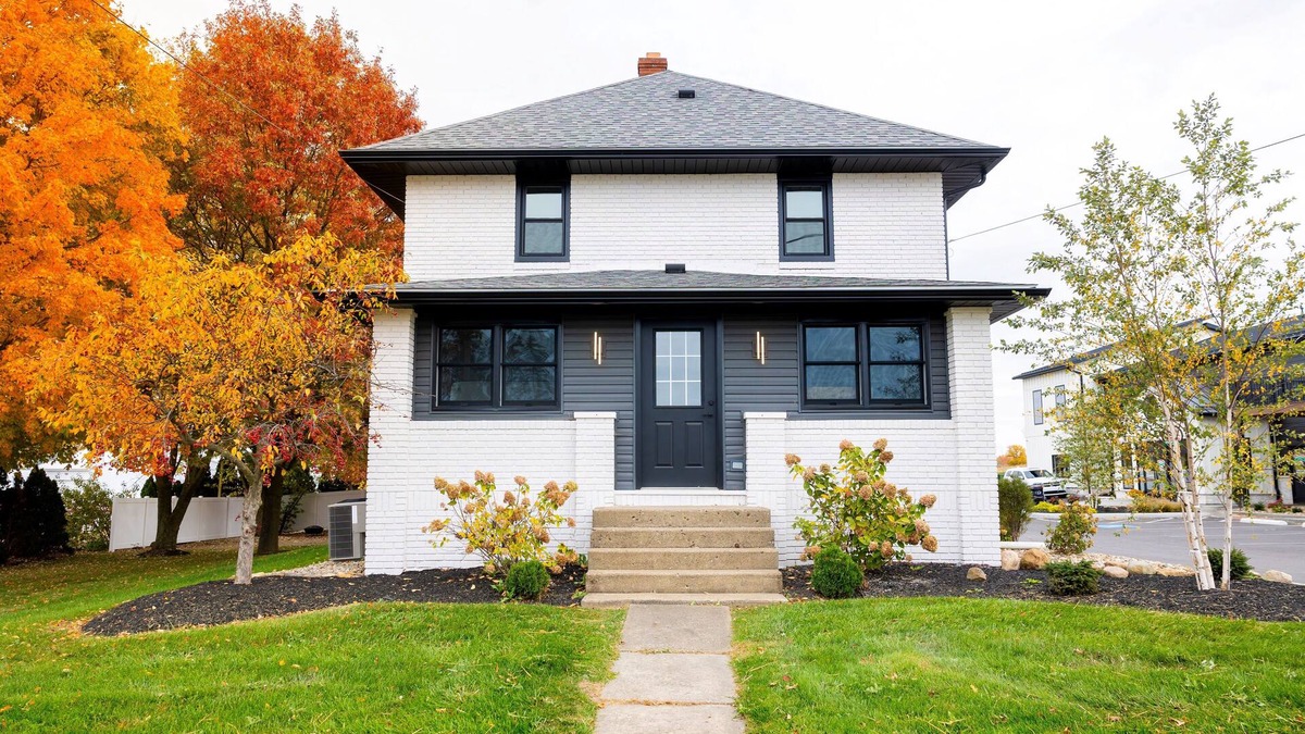 Kidron House | Comfort at the Commons in Amish Country | 5 Bedroom right by a Coffee Shop