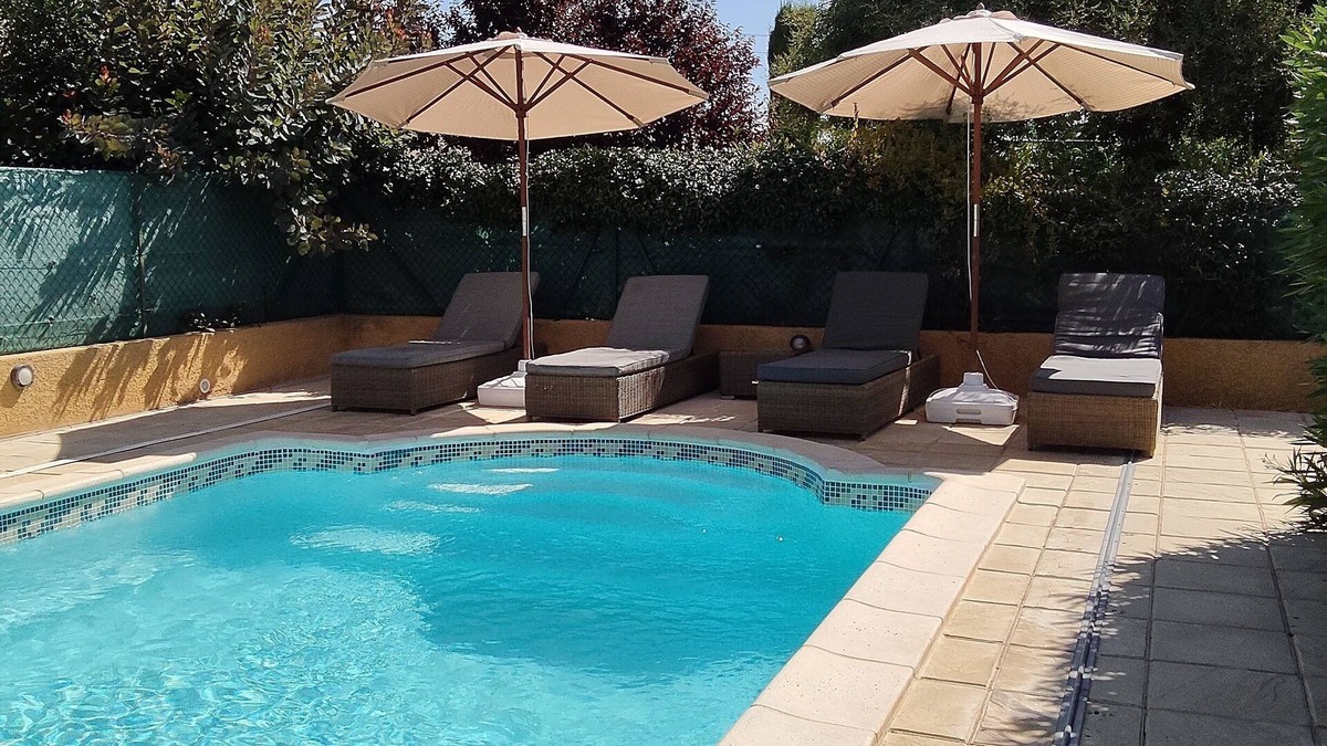 Puissalicon Apartment | Comfort - charm: Haven of peace with swimming pool, nearby sea and Languedoc treasures