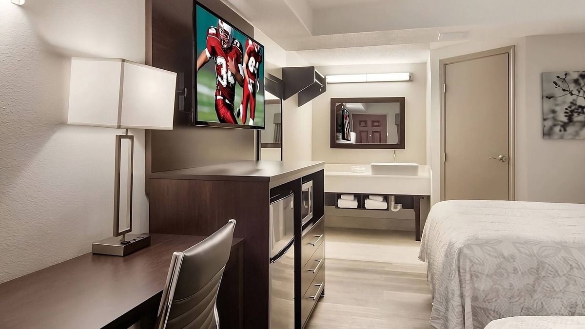 Erie Hotel | Comfort & Convenience, 2 Sleek Units,Free Parking, Pets Allowed