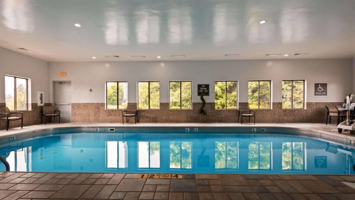 Blaine House | Comfort & Convenience! 4 Amazing Units w/Free Breakfast, Parking, Indoor Pool