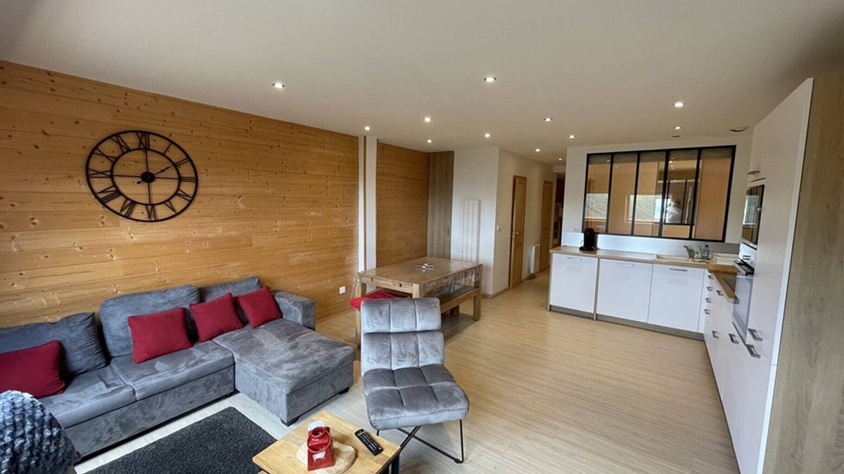 Saint-Jacques-des-Blats Apartment | Comfortable T3 apartment with 2 bedrooms, parking, near slopes