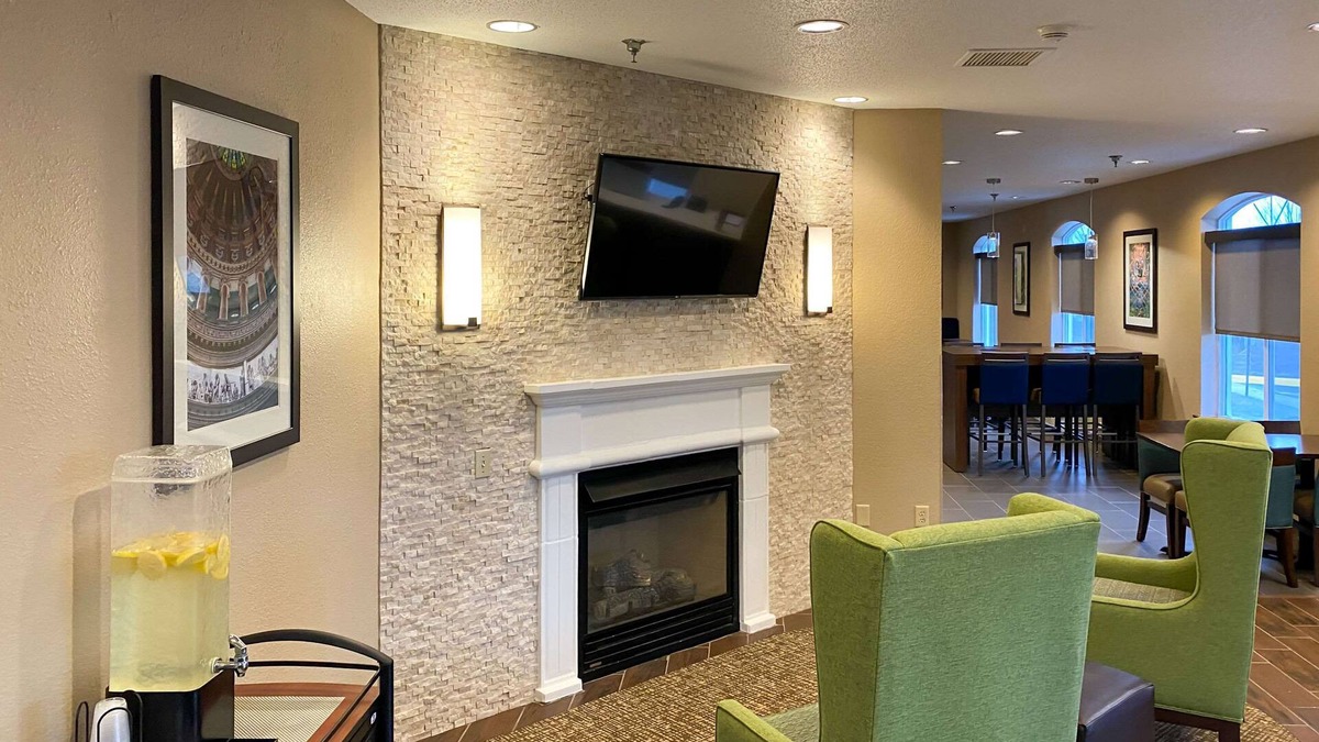 DeKalb Hotel | Comfort Inn DeKalb - University Area