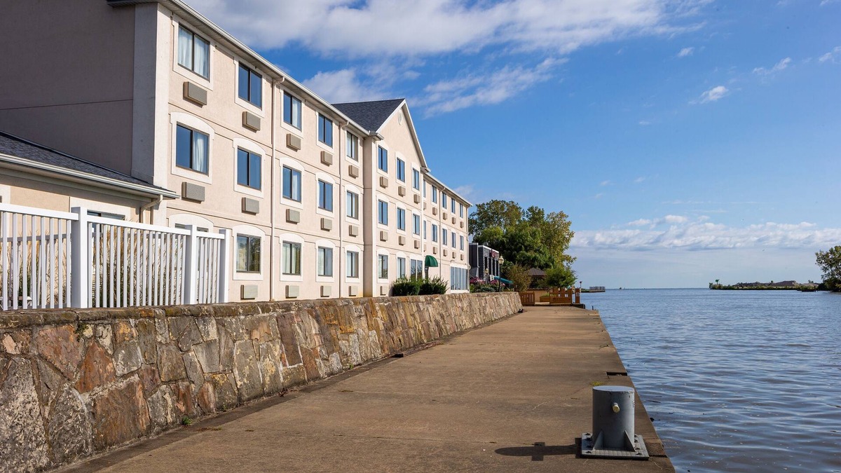 Huron Hotel | Comfort Inn River's Edge