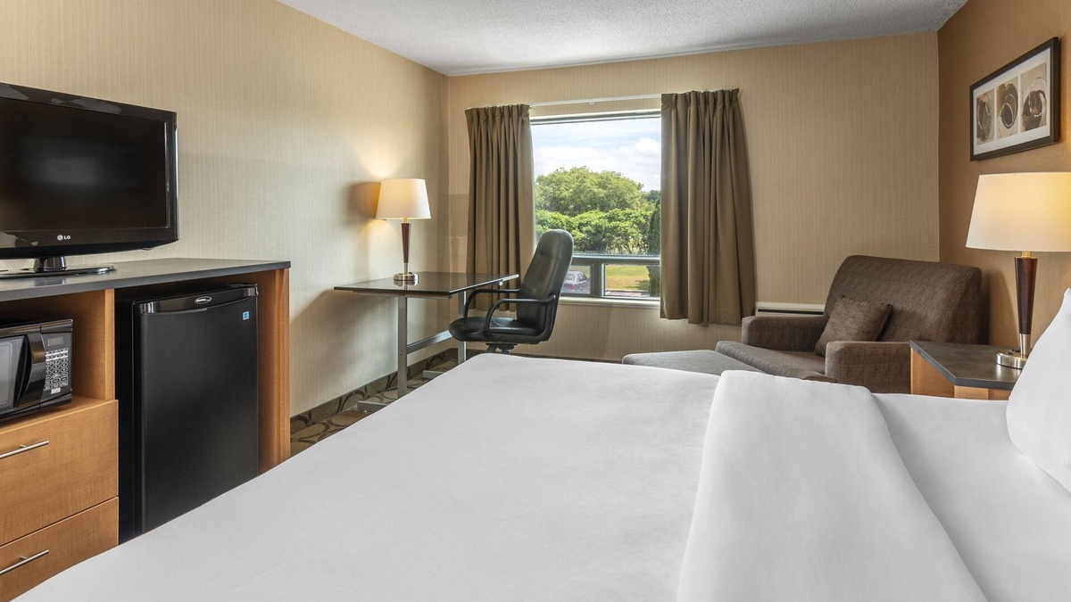 North Industrial Hotel | Comfort Inn Saskatoon