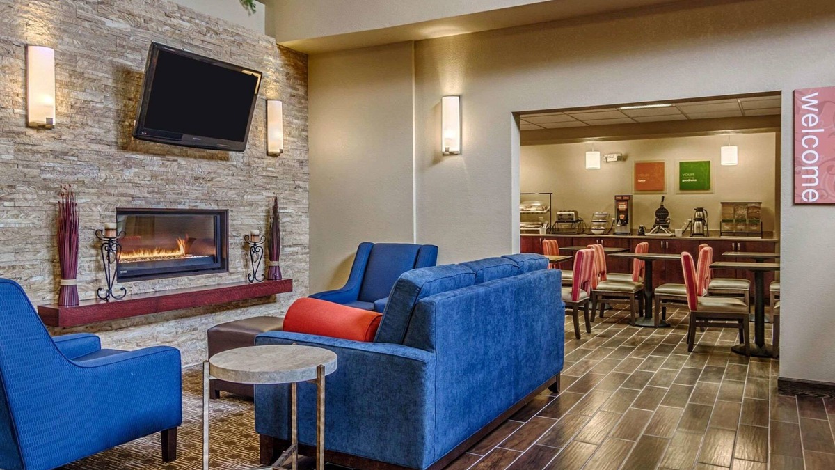 Grafton Hotel | Comfort Inn & Suites Grafton - Cedarburg