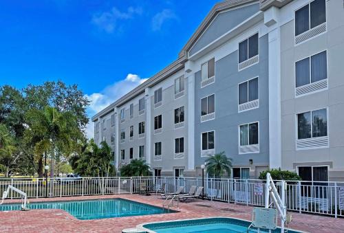 Fruitville Hotel | Comfort Inn & Suites Sarasota I75