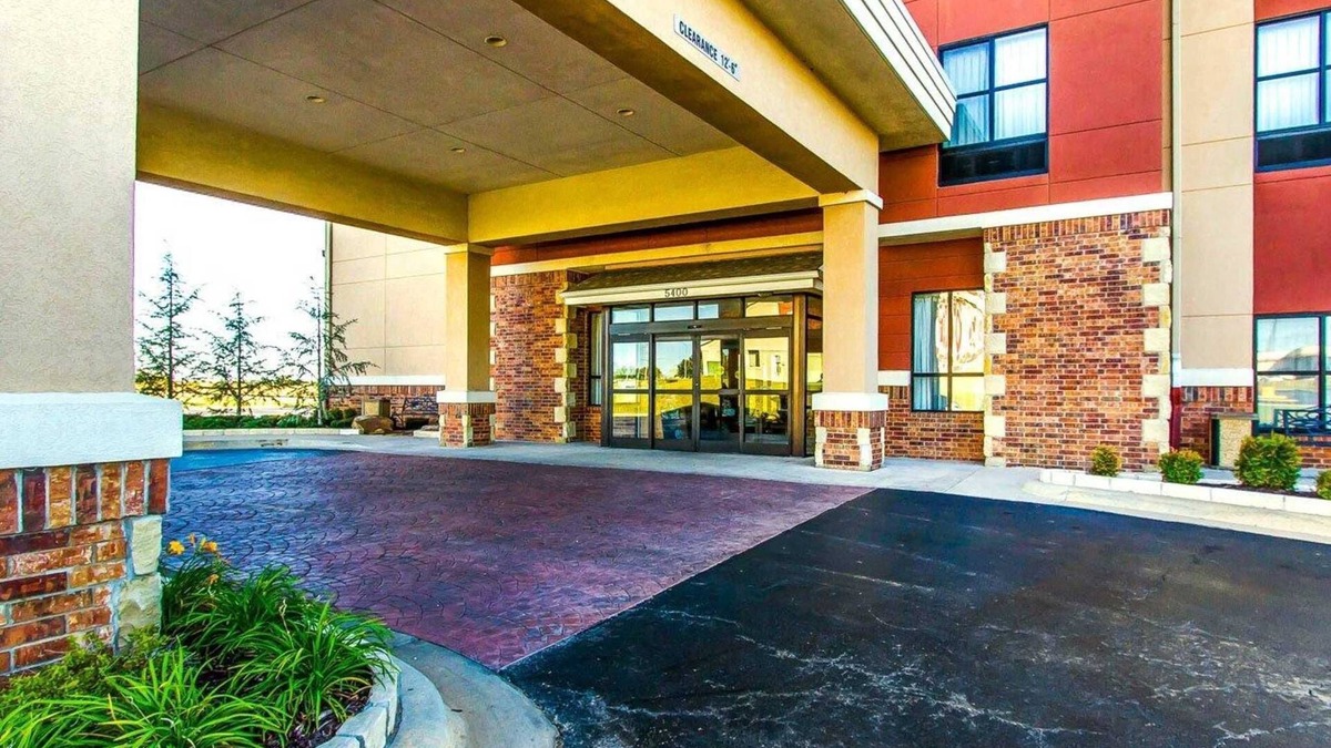 Shawnee Hotel | Comfort Inn & Suites Shawnee North near I-40