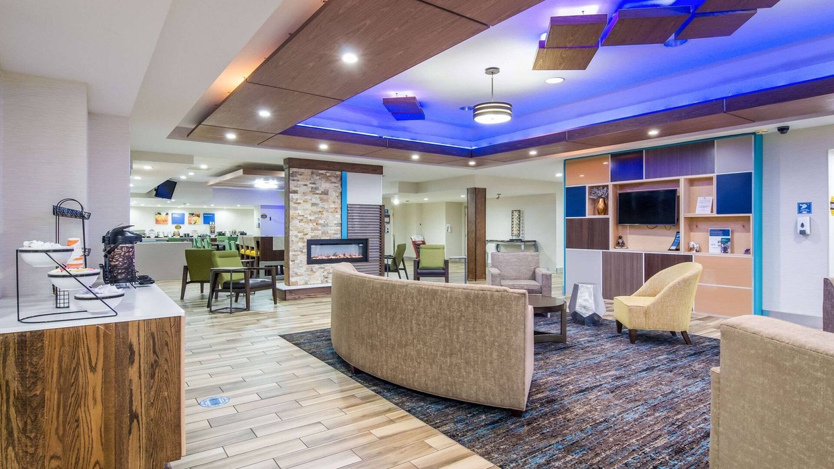O'Hara Township Hotel | Comfort Inn & Suites