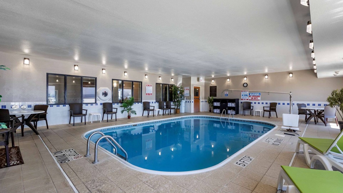 Waterloo Hotel | Comfort Inn & Suites Waterloo - Cedar Falls