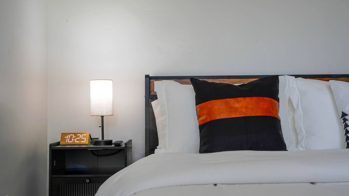 Old Northwood Historic District Hotel | Comfort Living 2BR Deluxe Suite