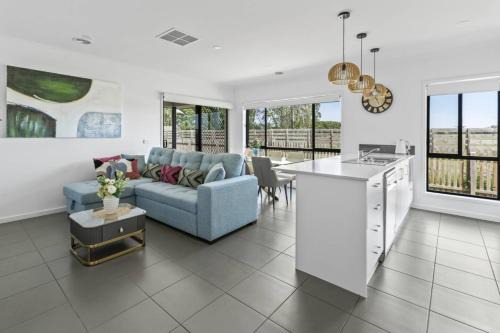 Officer House | Comfort Retreat VIC Officer 5BR WiFi Parking