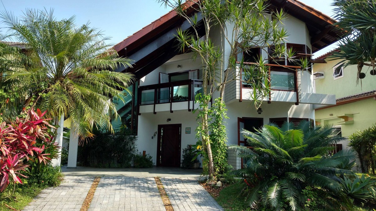 Vista Linda House | Comfort, security and lots of leisure! House w/pool - Cond. Hanga Roa - Bertioga