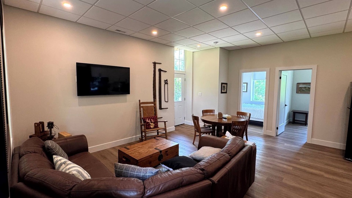 Burk's Falls Apartment | Comfort Stay–2B1B @ Burk’s Falls