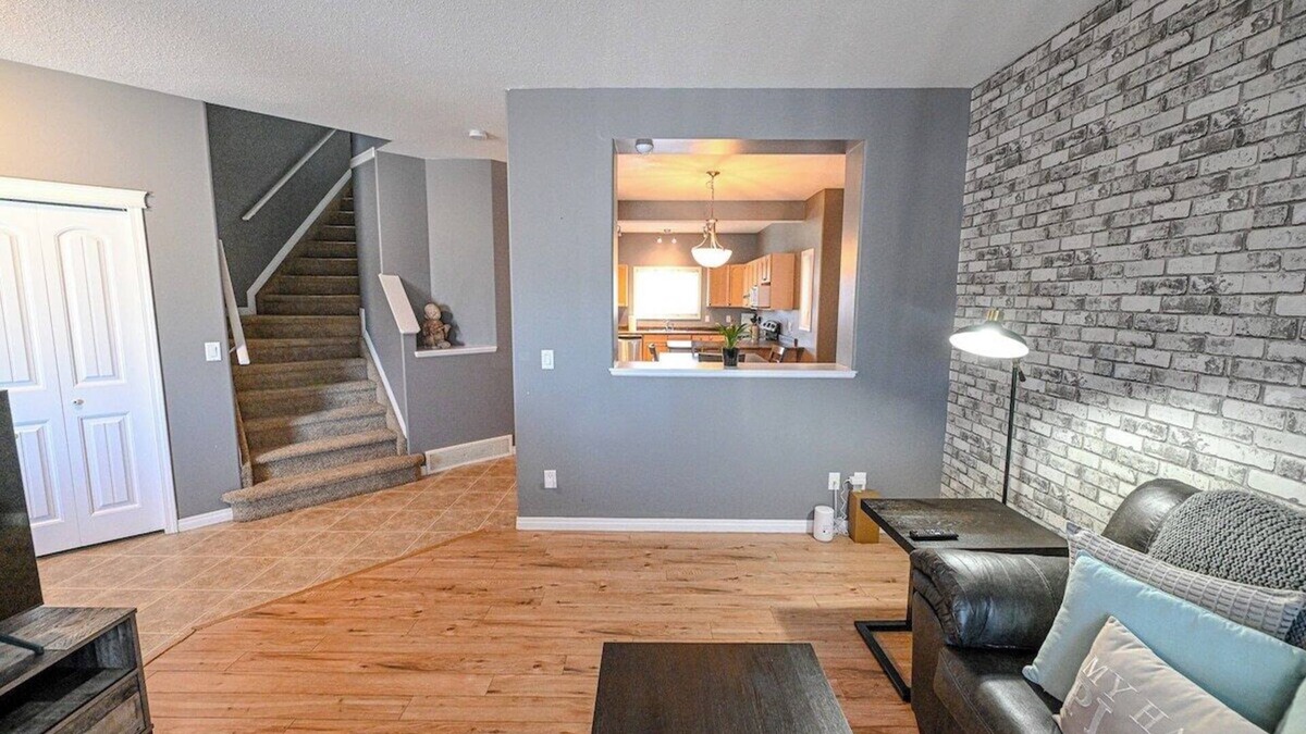 Grande Prairie House | Comfort Stay | WIFI | Smart TV | 3 Bed & 2.5 Bath