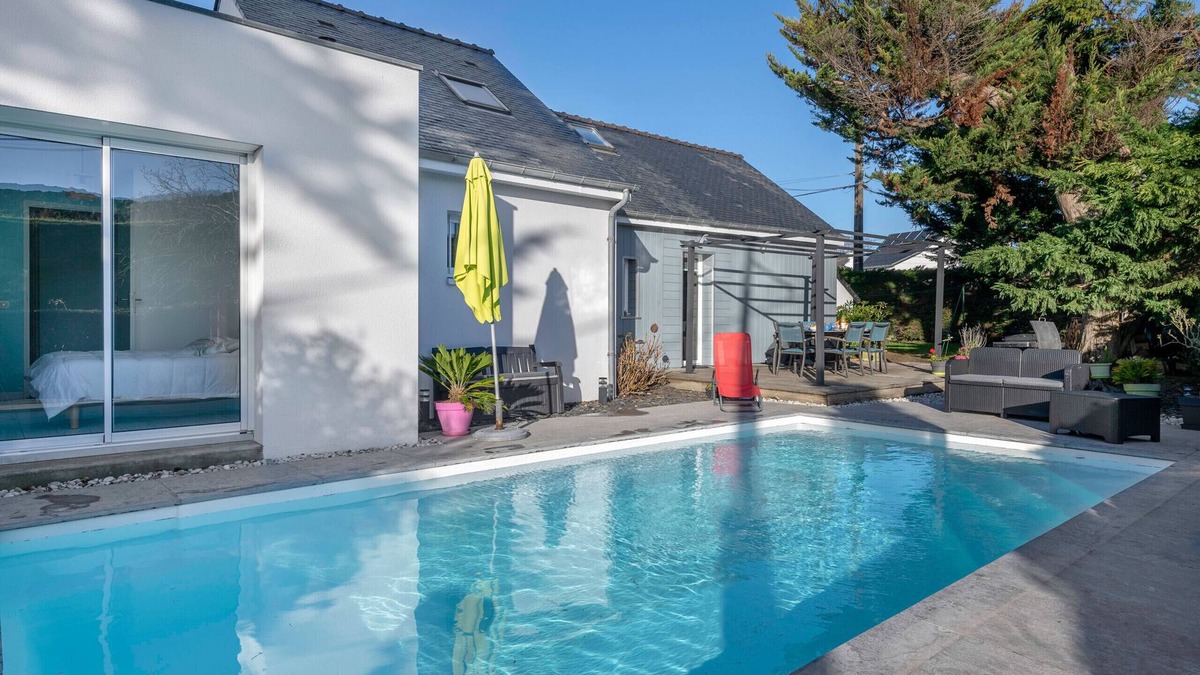 La Turballe House | Comfort stay with pool - 6 adults, 3 children