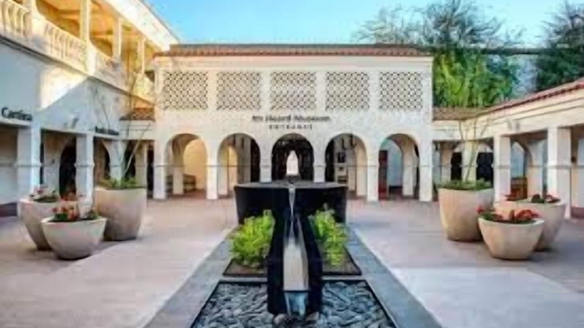 North Mountain Resort | Comfort & Style in Downtown Glendale! Fully-equipped kitchen!