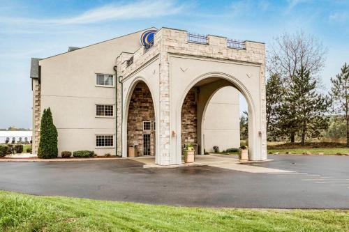 King Hotel | Comfort Suites at Par 4 Resort