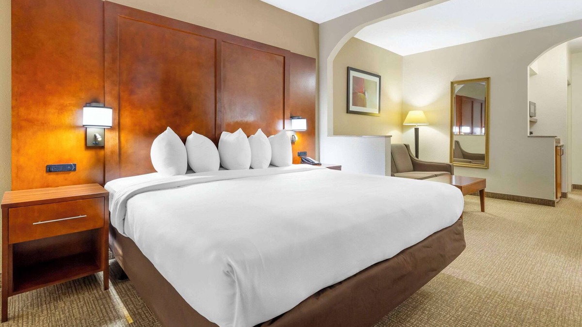 Salem Hotel | Comfort Suites Inn at Ridgewood Farm