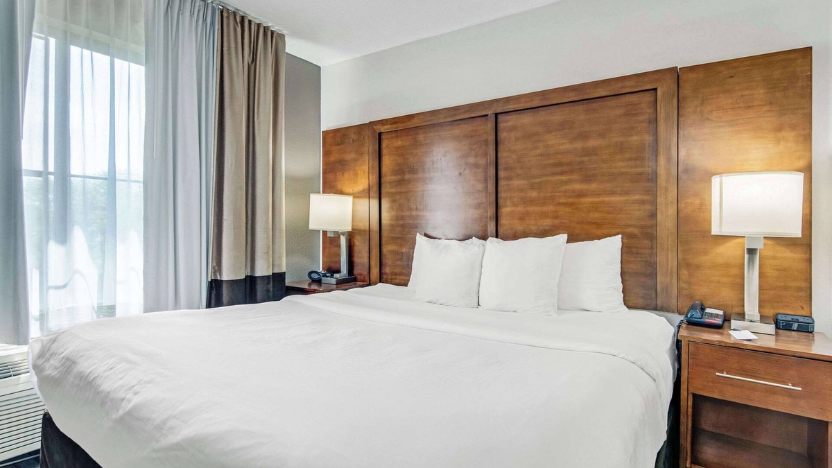 Lansing Hotel | Comfort Suites near I-80 and I-94