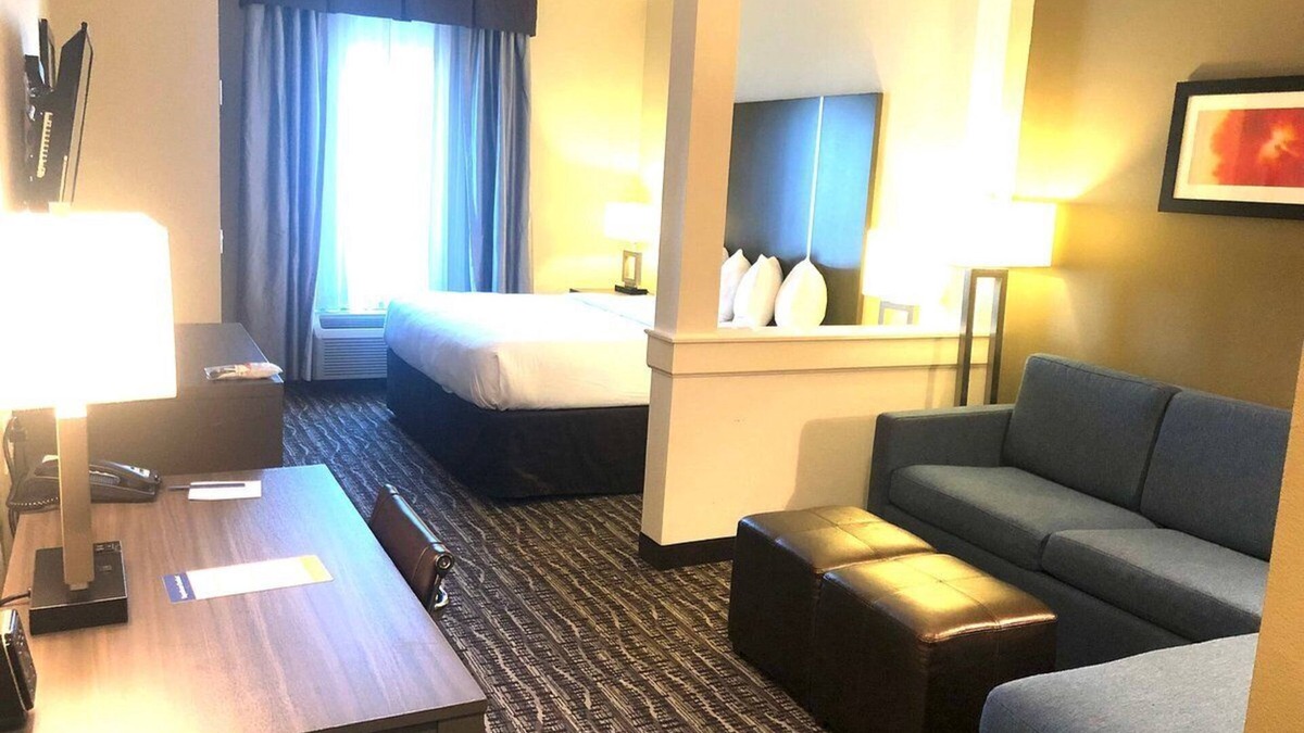 Barker Hotel | Comfort Suites Near Sam Houston Race Park.